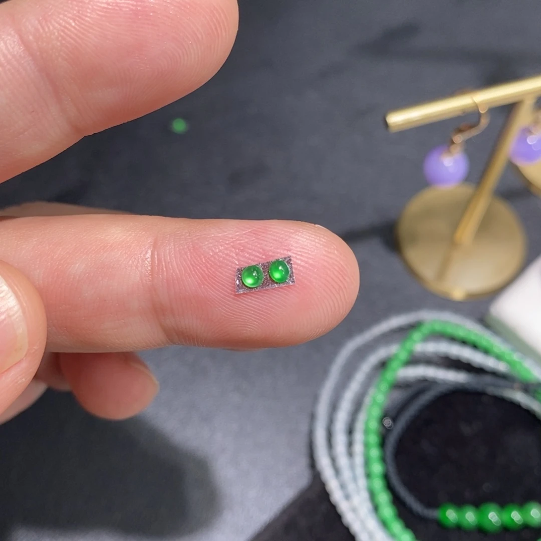 翡翠裸石近**甜高冰阳绿小蛋面1对