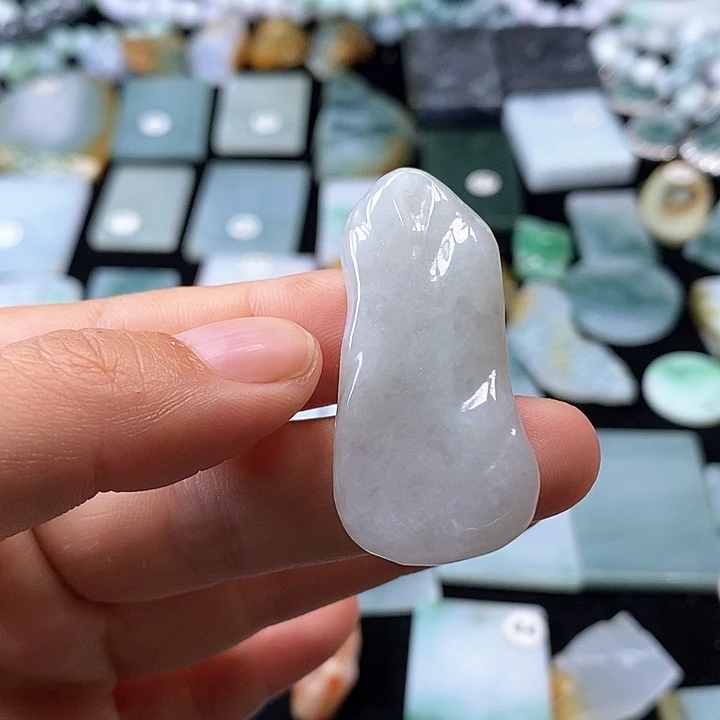 翡翠挂件未镶嵌翡翠的