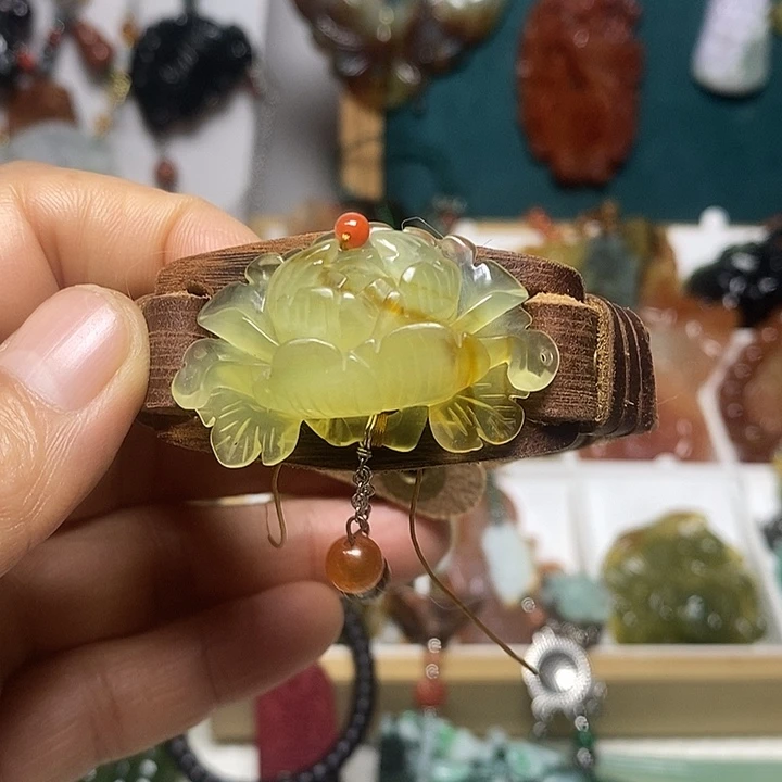 翡翠未镶嵌吊坠(赠链)