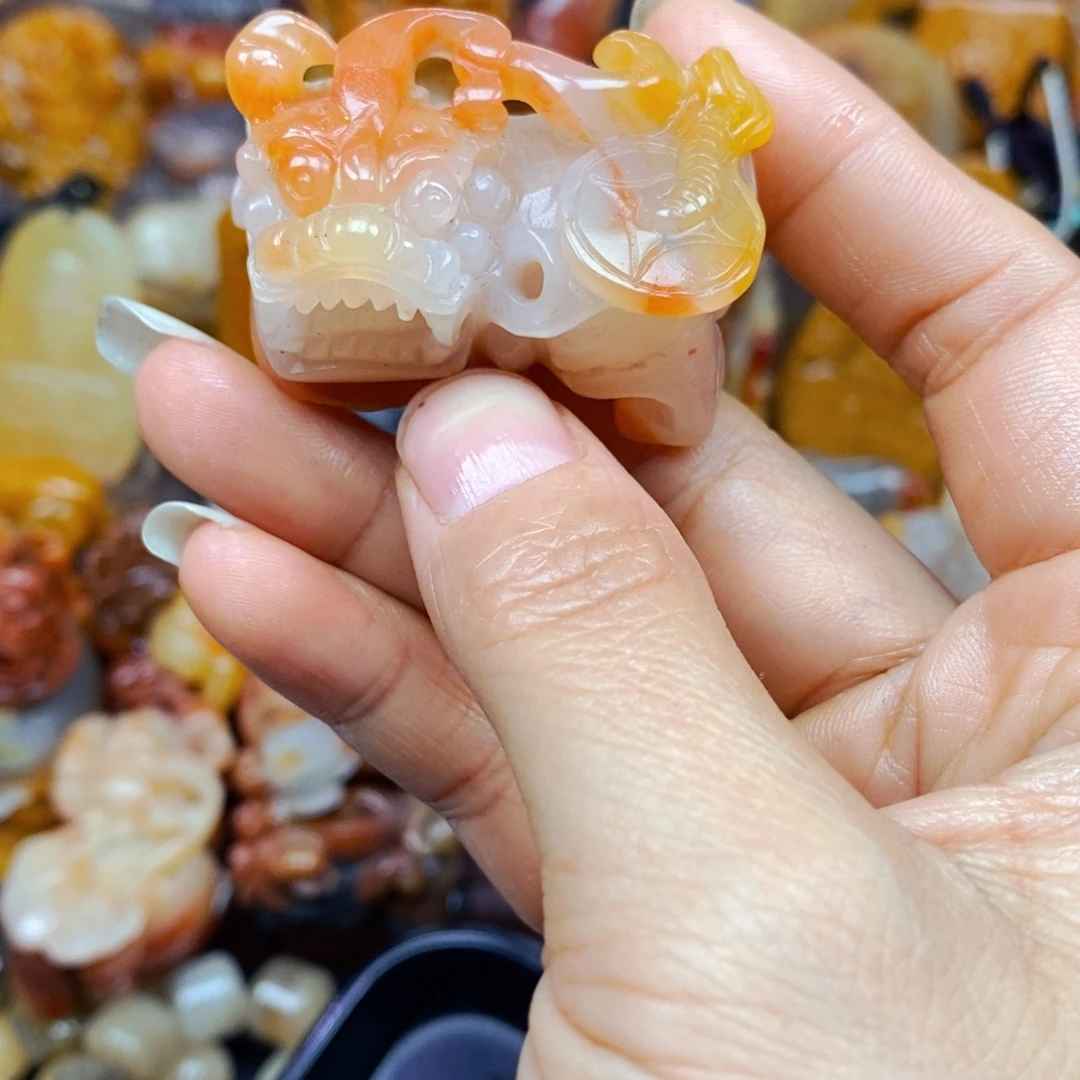 石英质玉（黄龙玉）未镶嵌颈饰