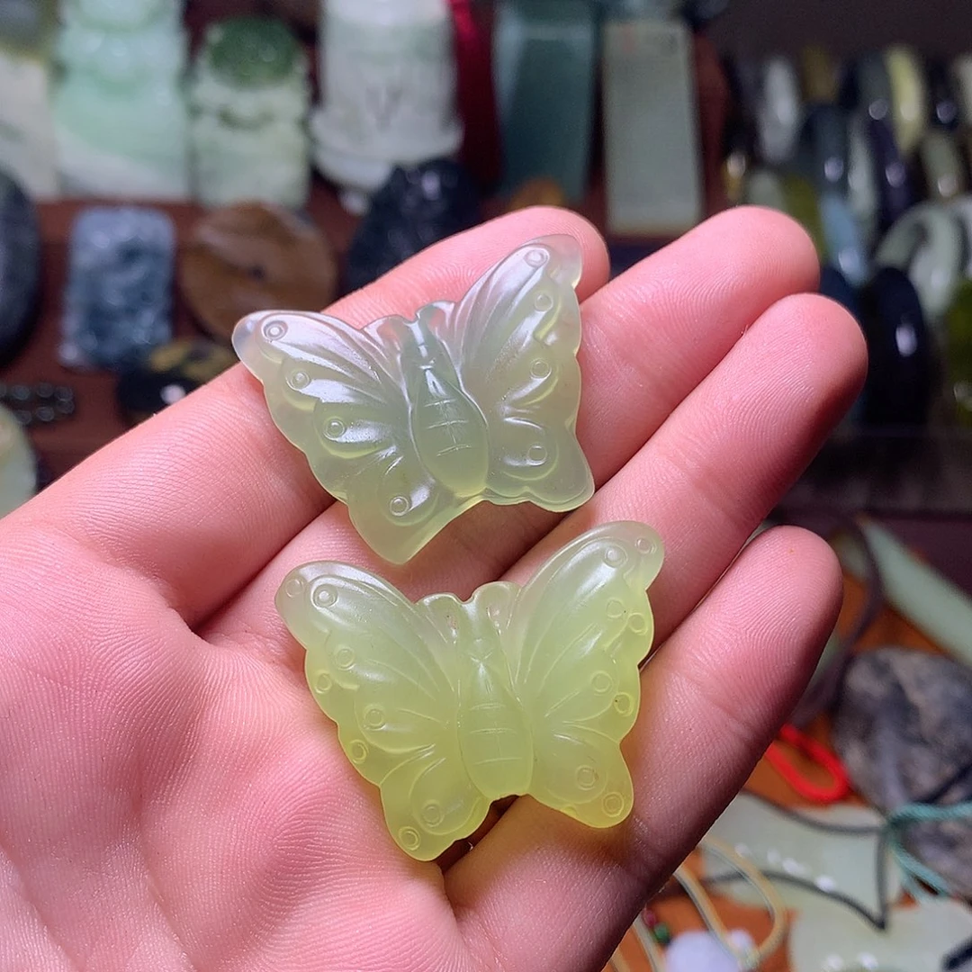 未镶嵌蛇纹石玉颈饰蛇**吉