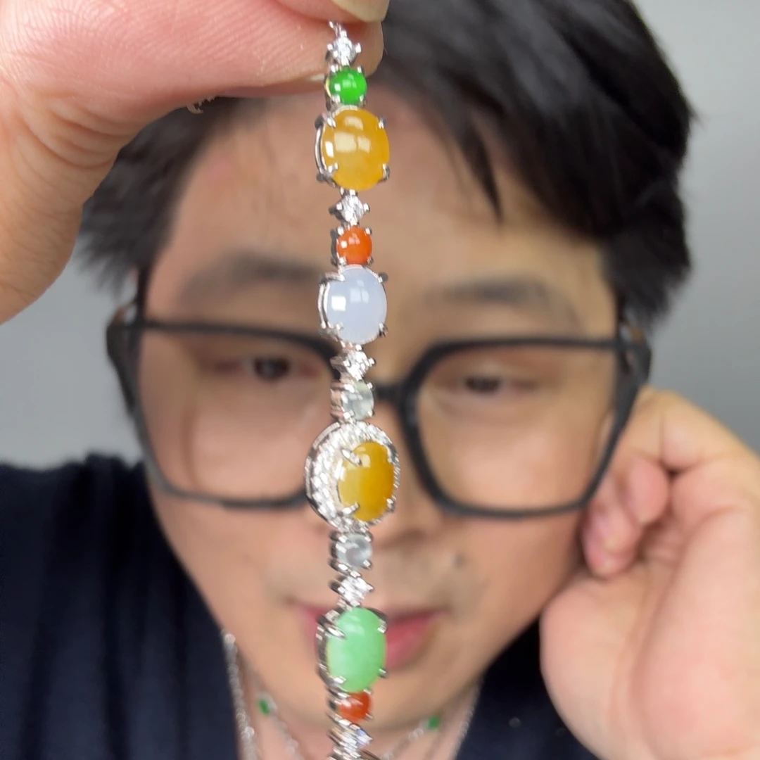 翡翠未镶嵌颈饰一件