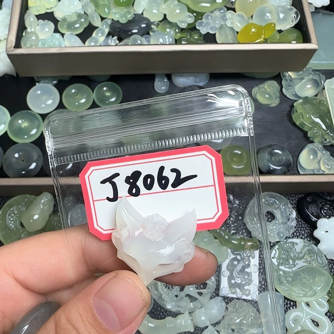 蛇纹石玉颈饰未镶嵌桃**茶