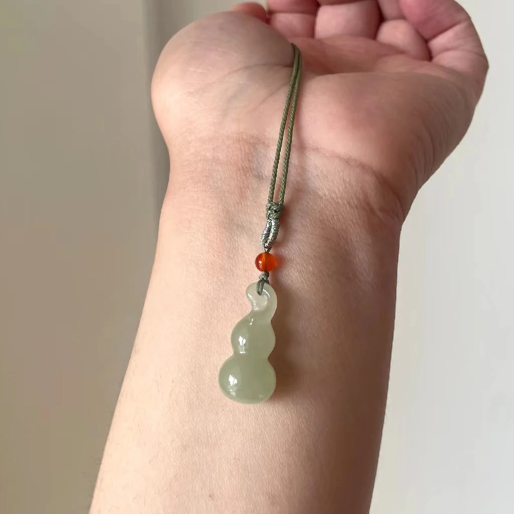 和田玉气质款葫芦吊坠