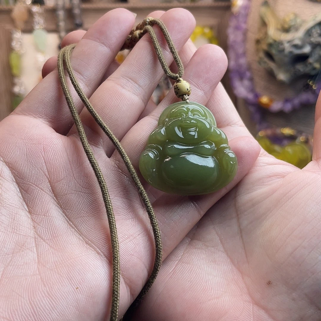 君***姐未镶嵌蛇纹石玉吊坠