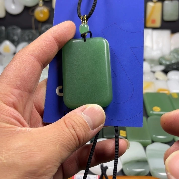 石英质玉（金丝玉）未镶嵌颈饰