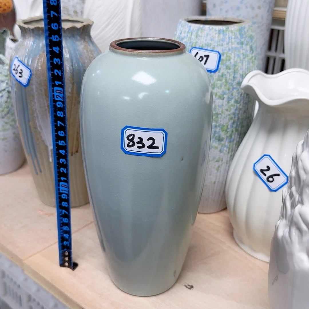 832号陶瓷高25厘米瑕疵一个