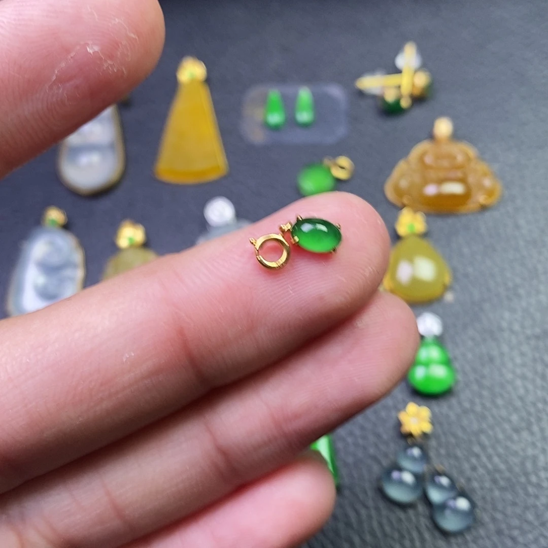 颈饰18K金镶嵌翡翠