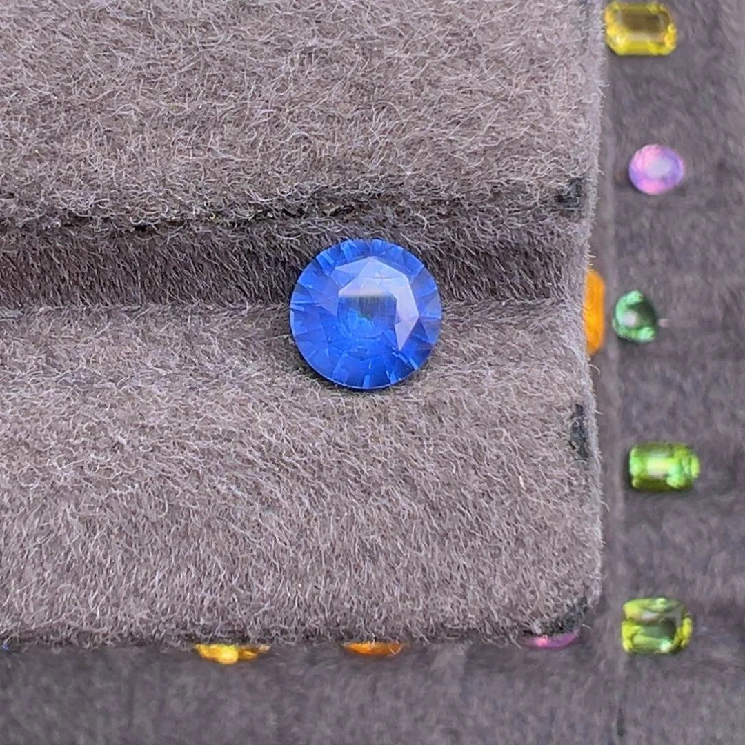 1.53克拉老烧浓郁矢车菊蓝宝石裸石未镶嵌