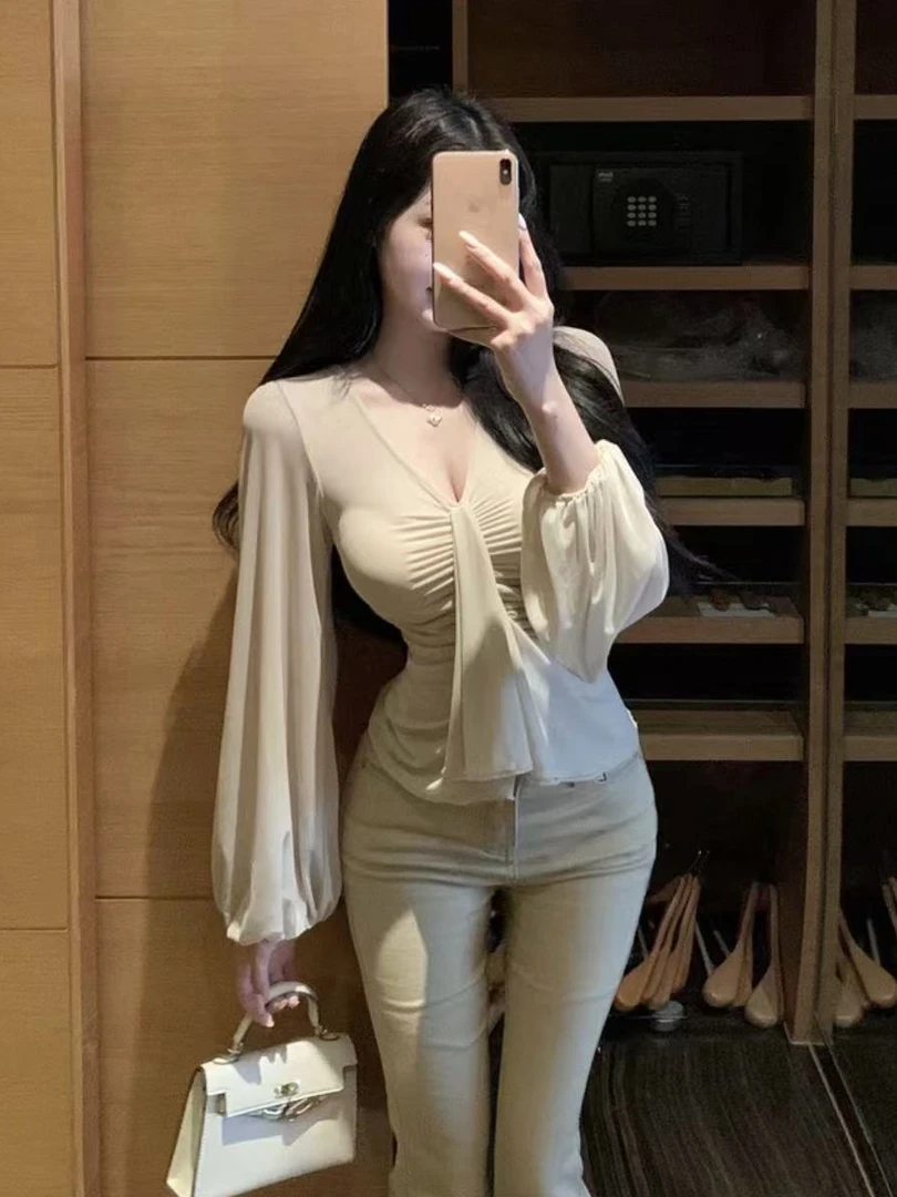 早秋温柔纯欲氛围感修身皱褶V领弹力长袖上衣气质小众雪纺衫女