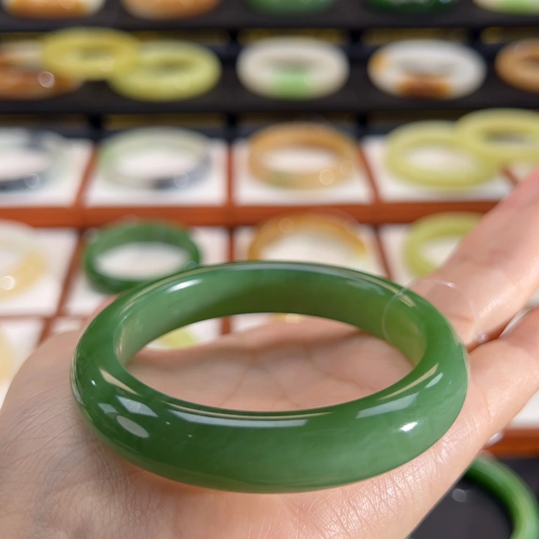 和田玉（碧玉）未镶嵌手镯冰绿猫