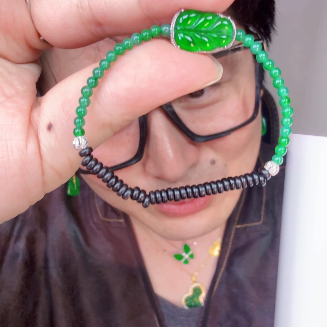 翡翠未镶嵌颈饰一件