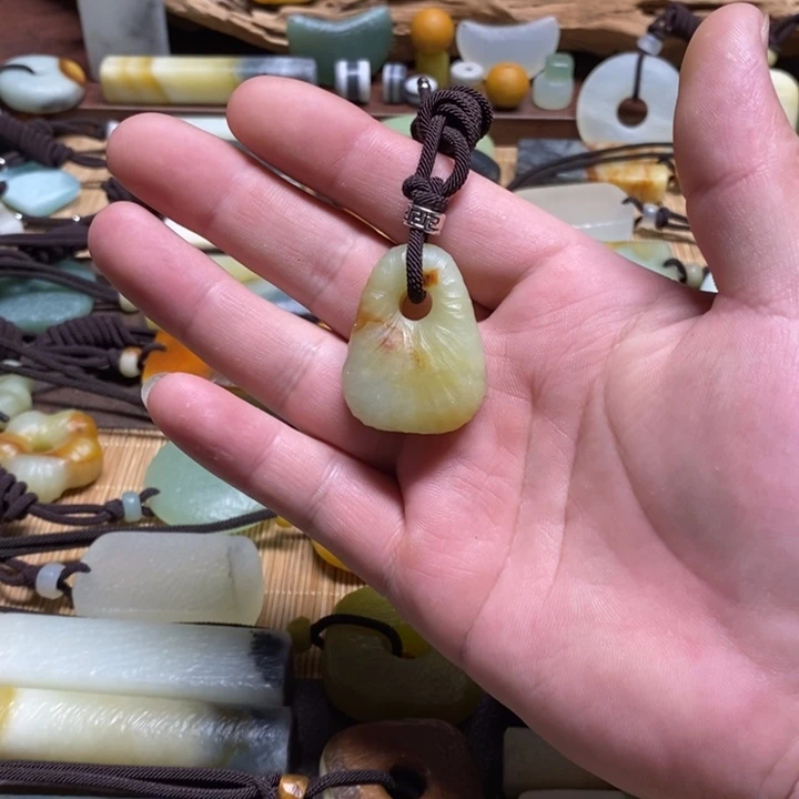 蛇纹石玉未镶嵌挂件