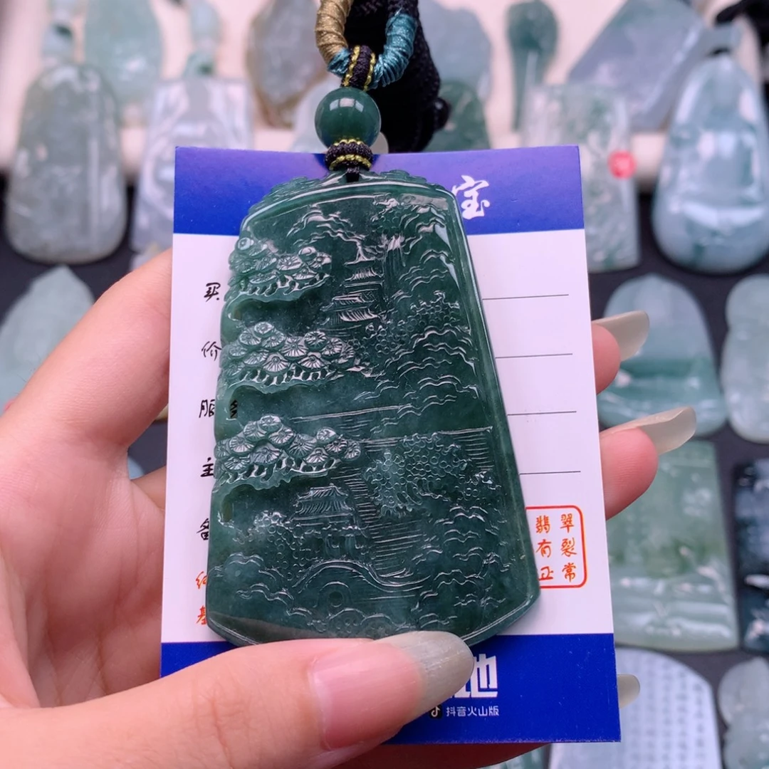 翡翠未镶嵌颈饰山水