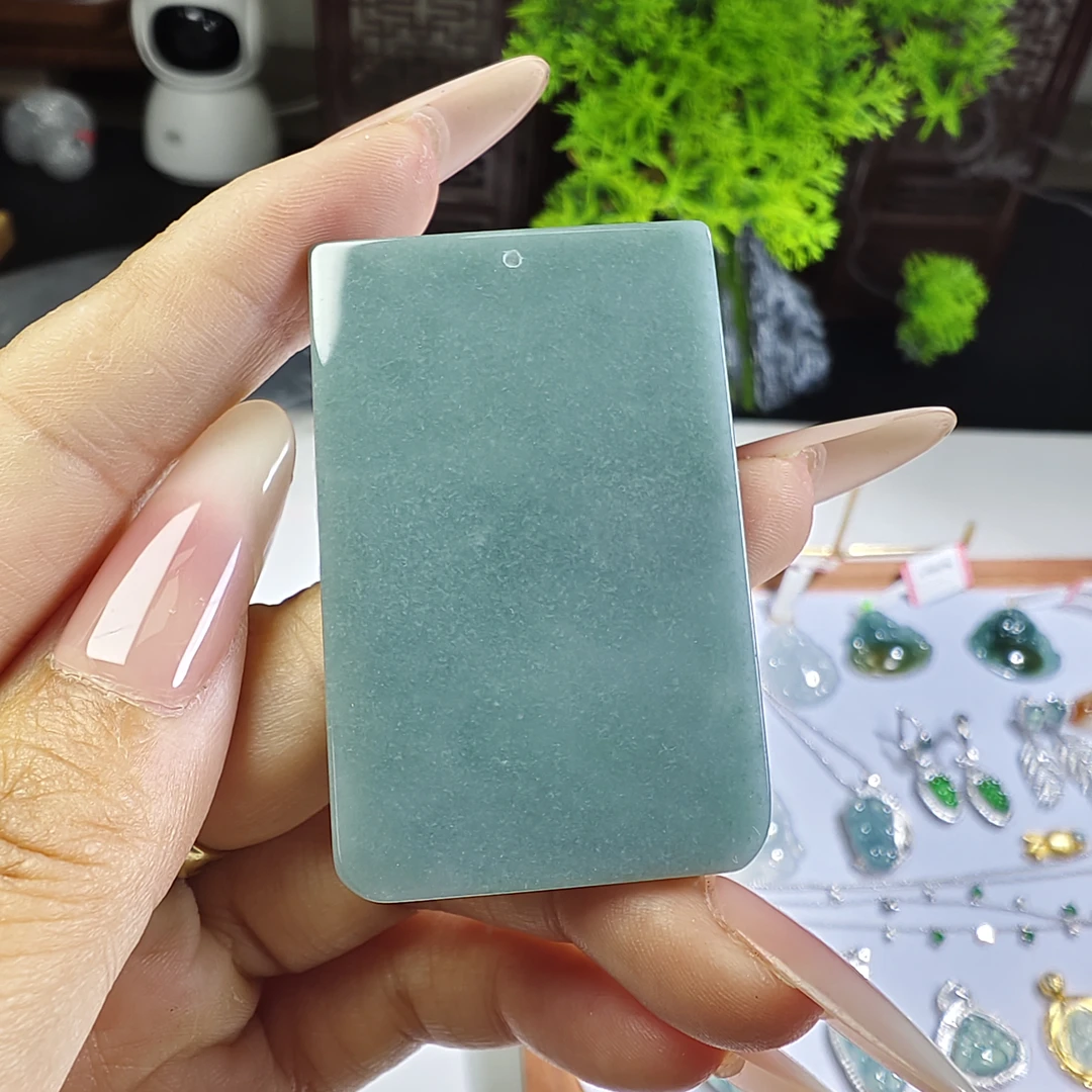 天然翡翠a货无事牌吊坠，尺寸53.8*34*3.6（多样性发一）