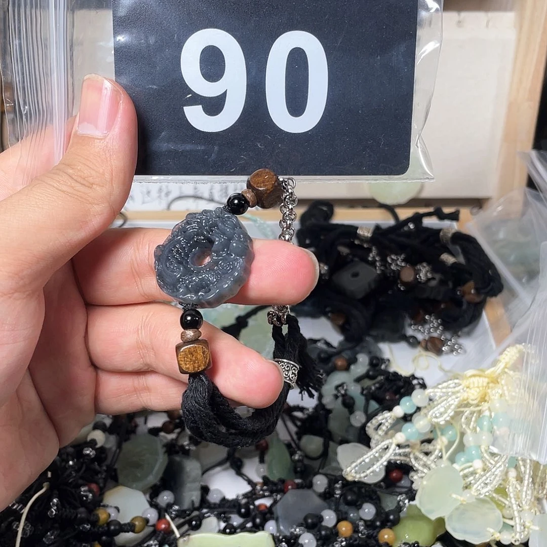 蛇纹石玉颈饰合金