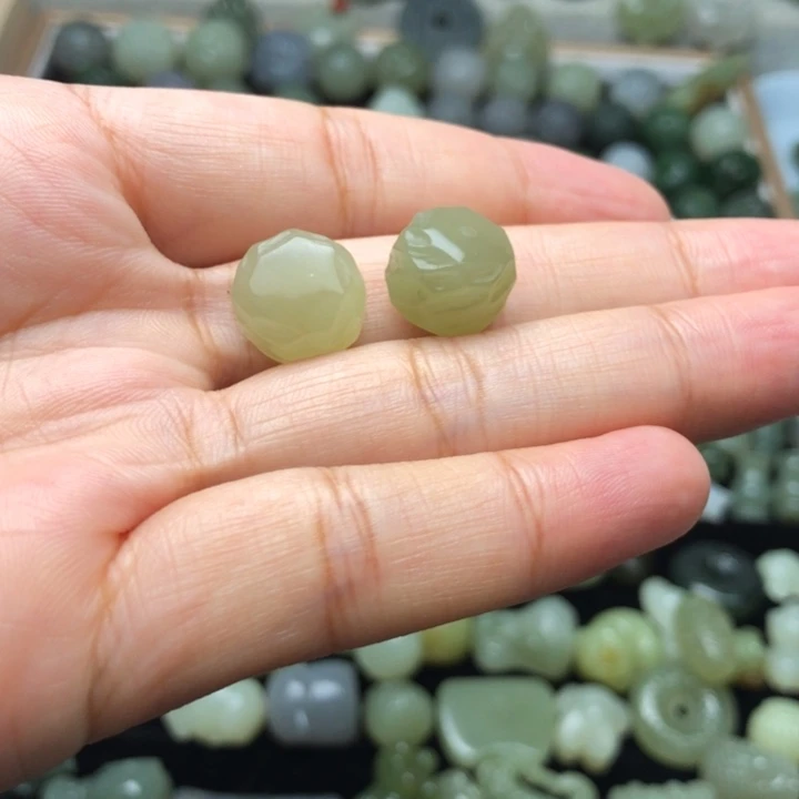 蓝***草颈饰未镶嵌和田玉