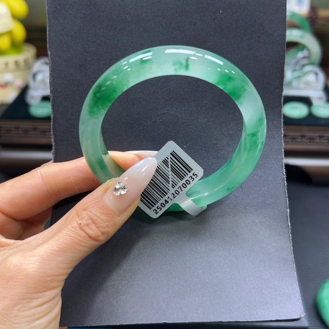 罗***棚石英质玉（非洲翠）未镶嵌手镯