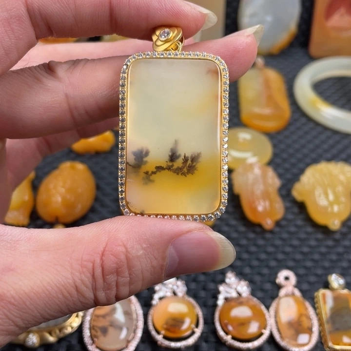 石英质玉（黄龙玉）未镶嵌颈饰