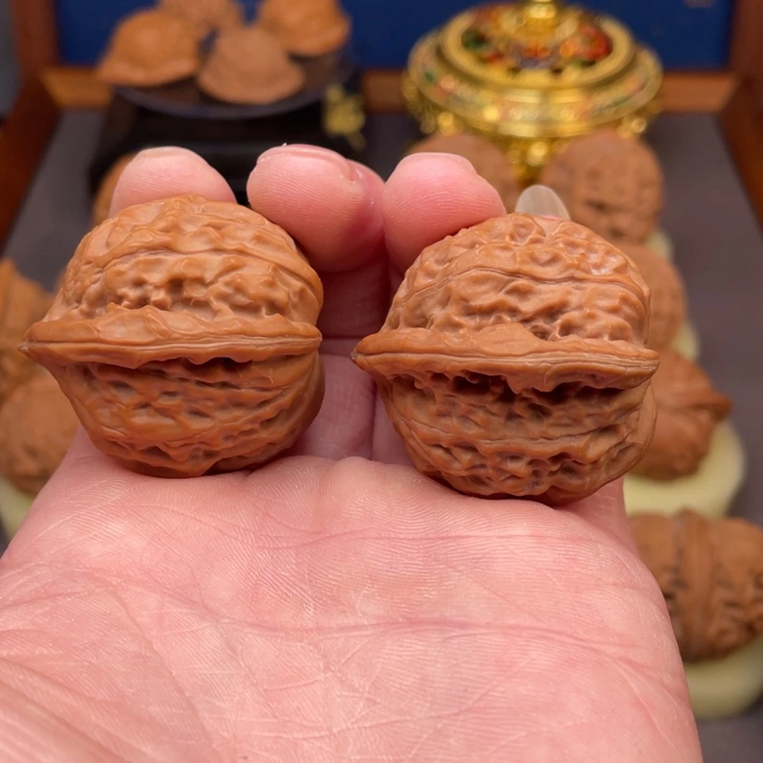 核桃把件野生小众：血舍利-骨质硬-密度高-有色快