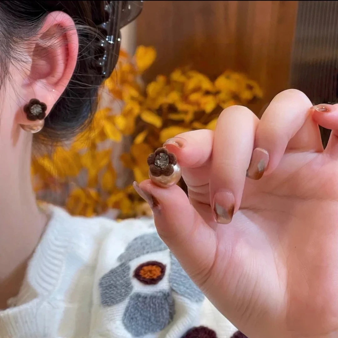 秋冬复古植绒镶钻花朵耳环轻奢感时尚珍珠双戴气质2025年新款耳钉