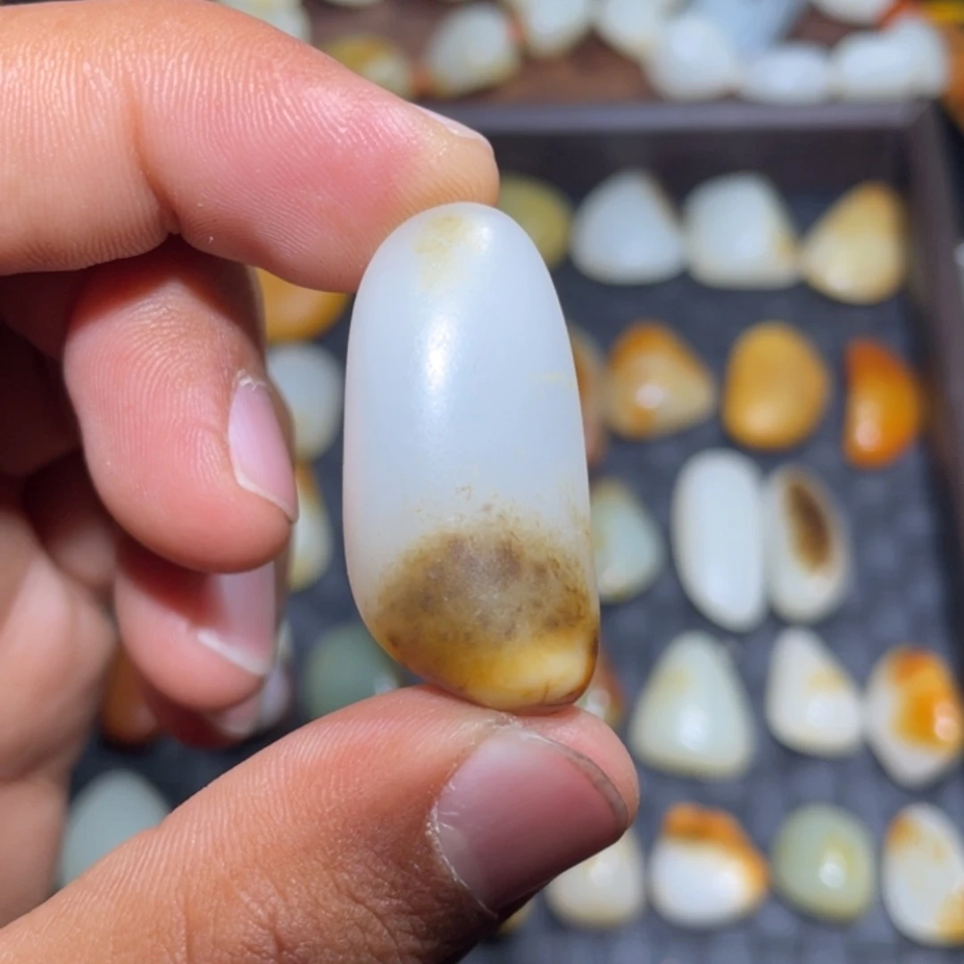 和田玉颈饰未镶嵌12.1克原籽无修