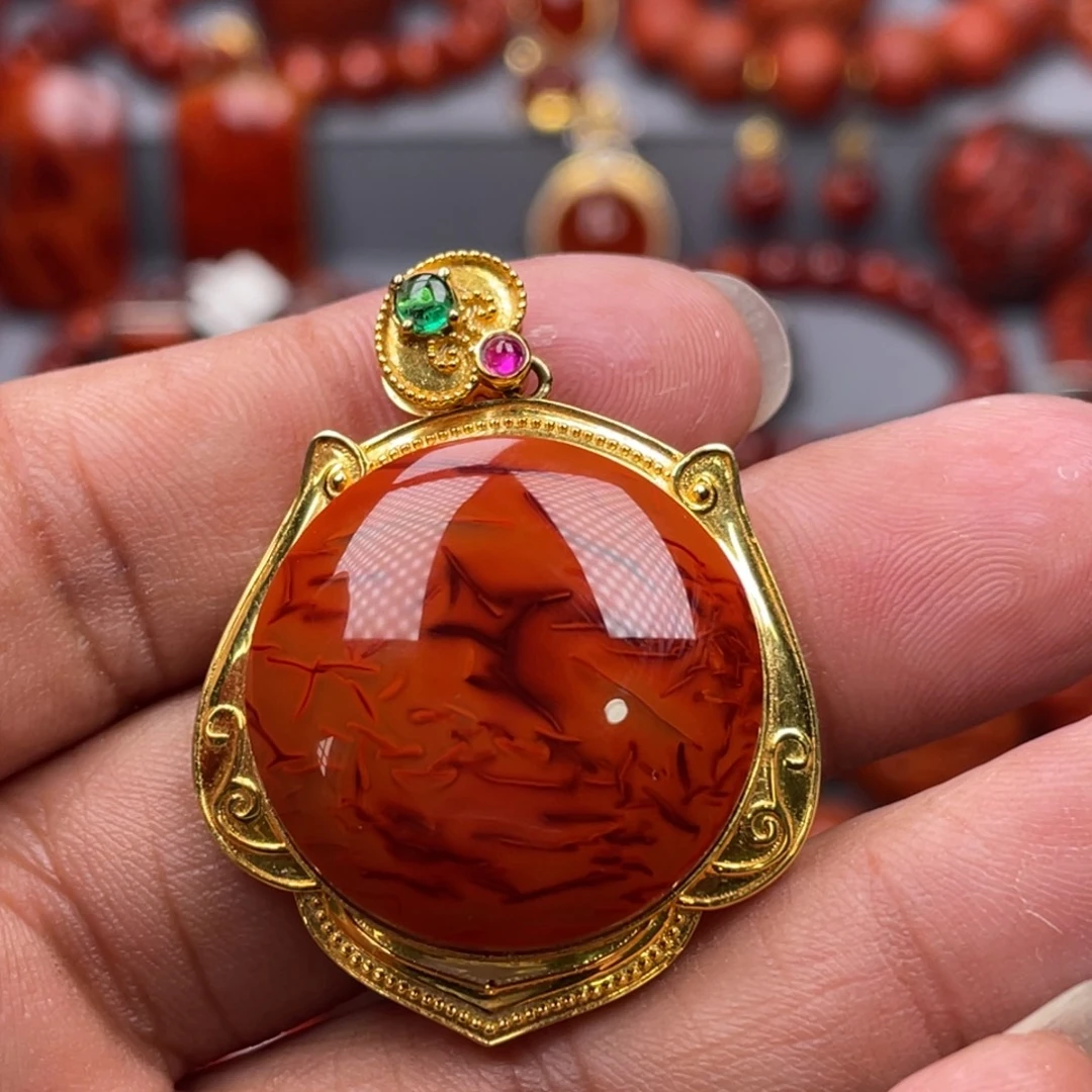 南红玛瑙18K金镶嵌珠宝奇石吊坠