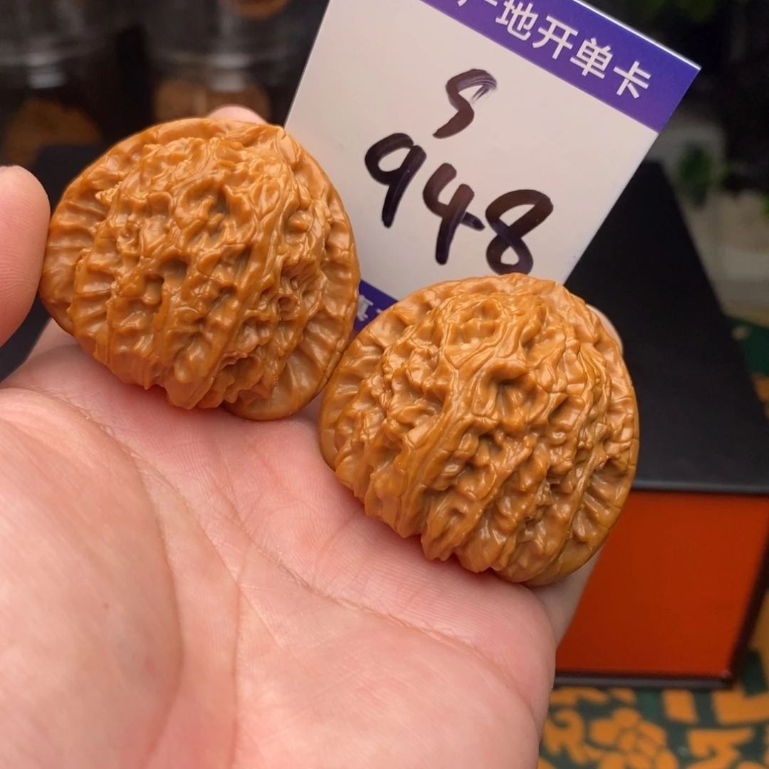 文玩核桃把件三角白狮子42