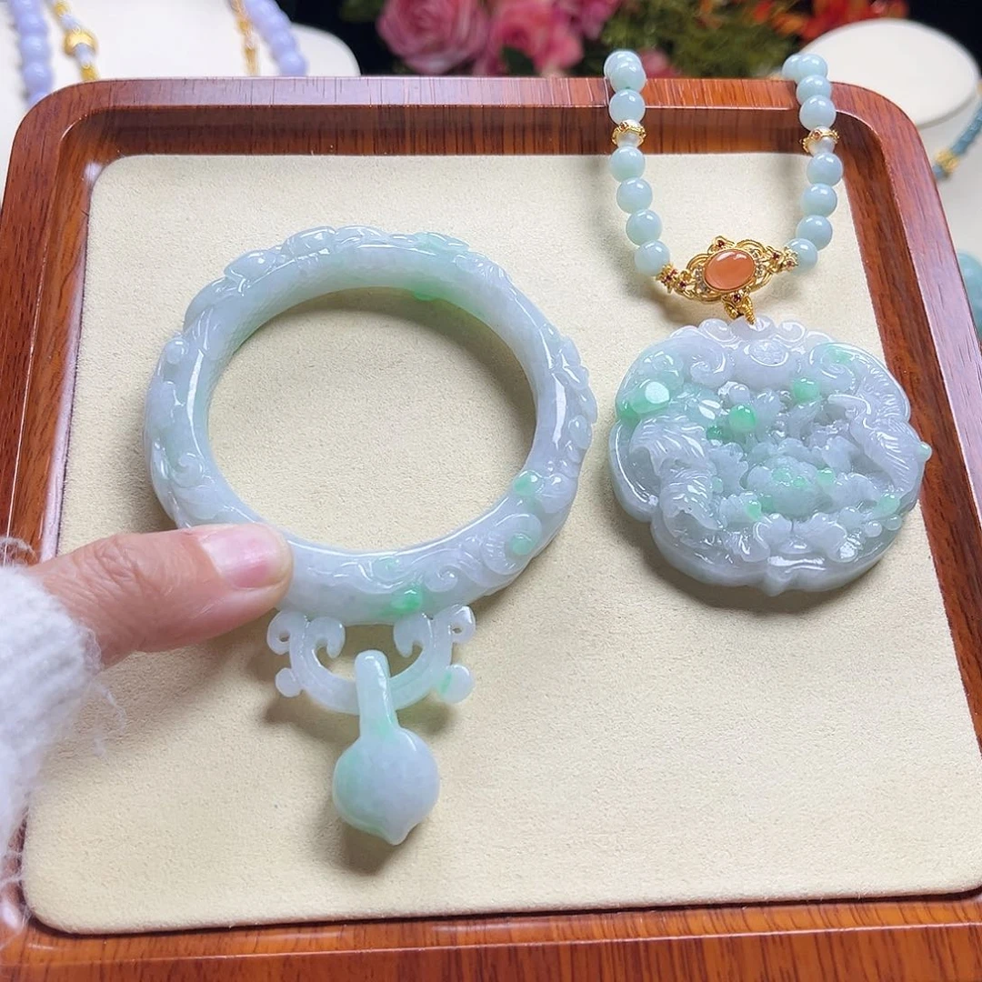 翡翠颈饰未镶嵌白底青套装