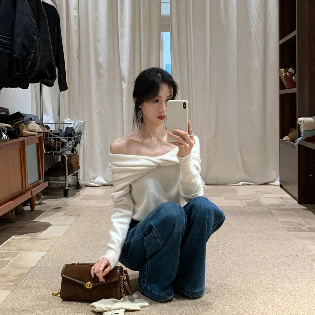韩系白色一字肩毛衣女2026春新款浣熊绒扭结氛围感气质上衣