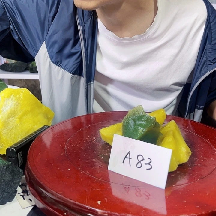 毛***杏蛇纹石玉未镶嵌珠宝奇石