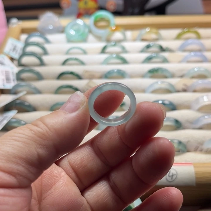 翡翠未镶嵌戒指蓝水