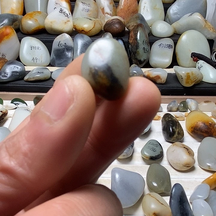 和田玉未镶嵌颈饰三色吊坠