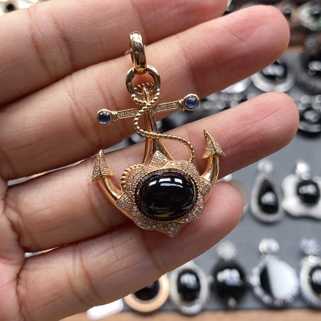 颈饰18K金镶嵌翡翠墨翠船锚