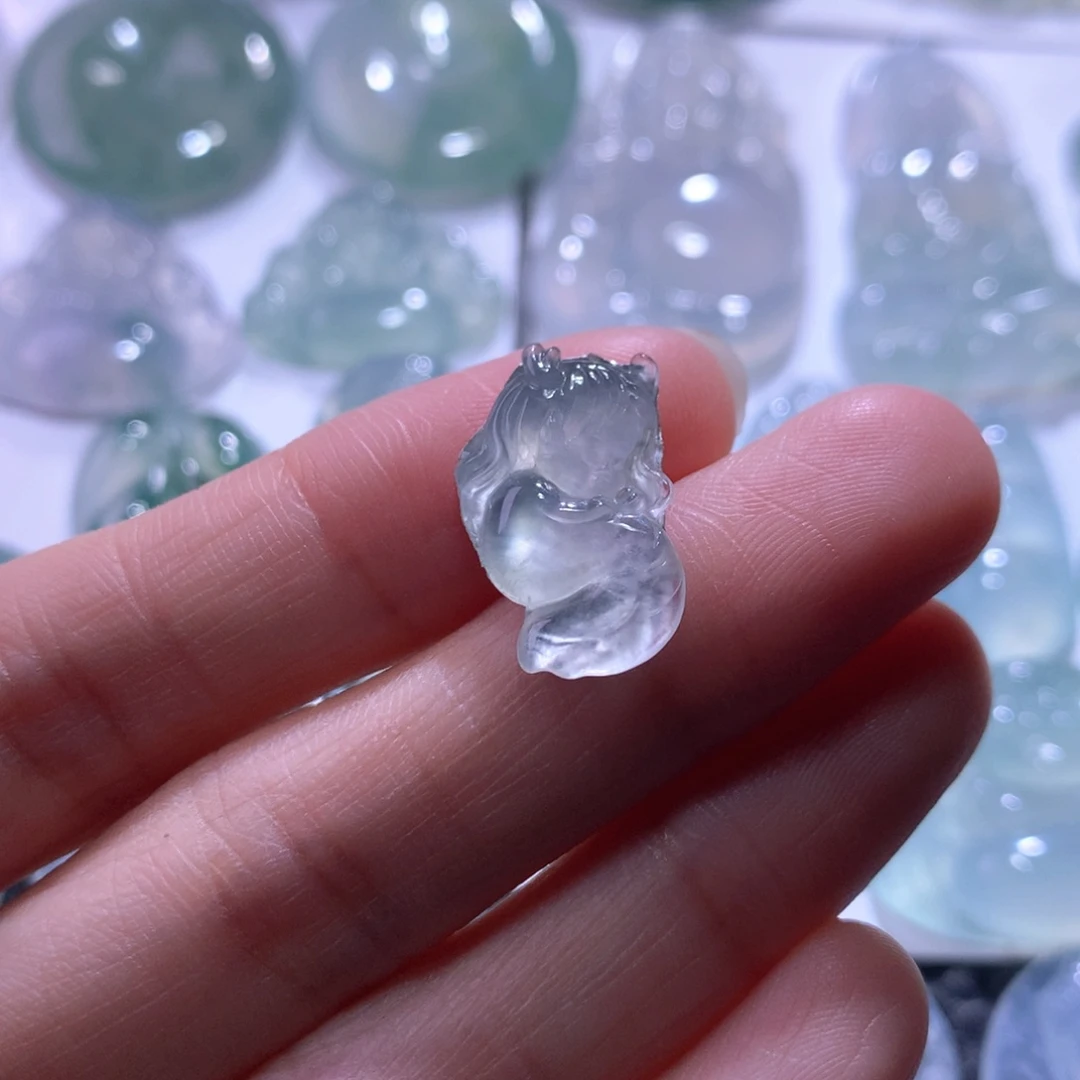 翡翠未镶嵌颈饰仙子