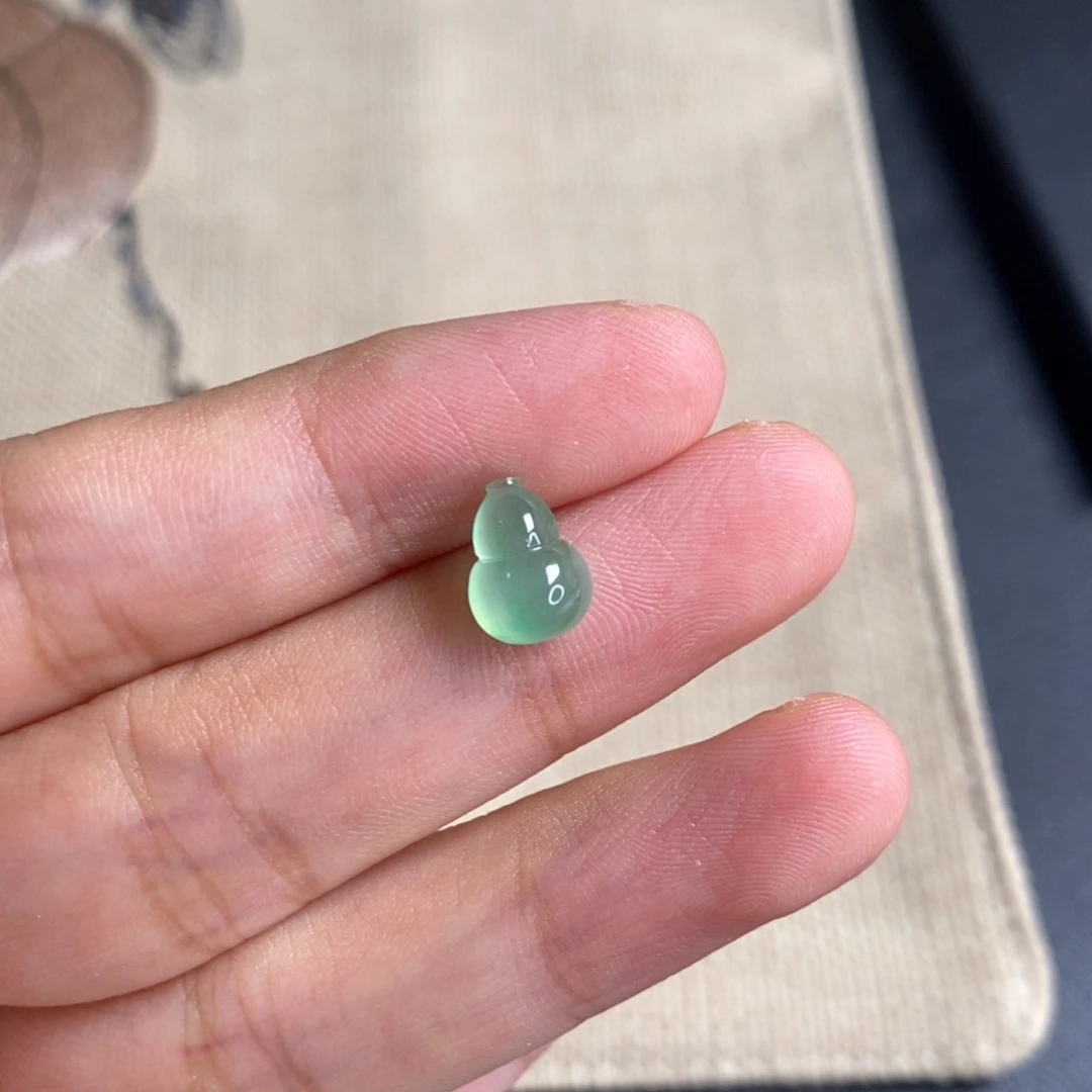 李***e颈饰未镶嵌翡翠葫芦新货