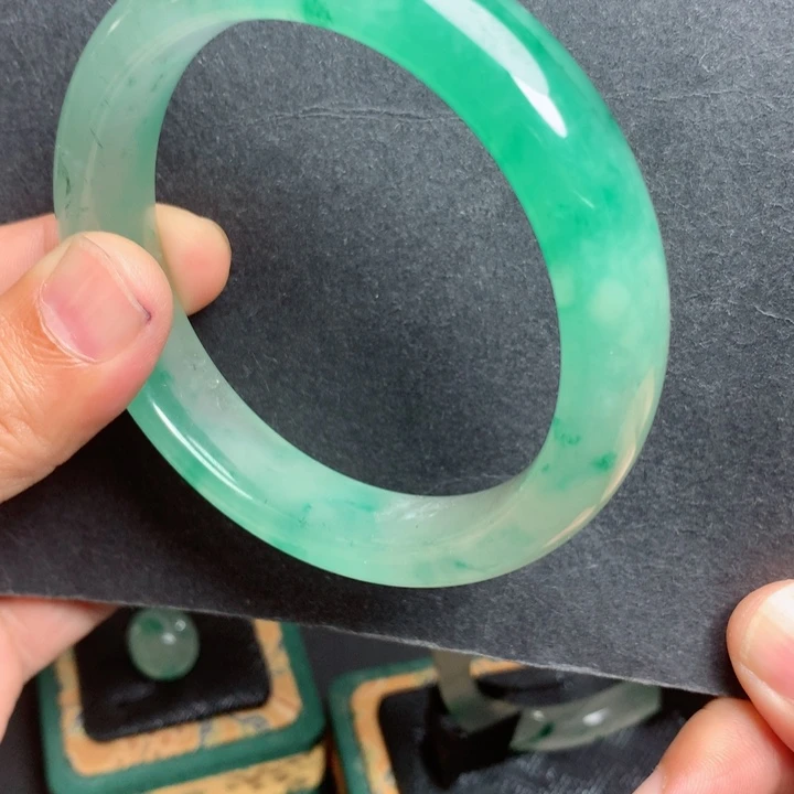 未镶嵌手镯石英质玉