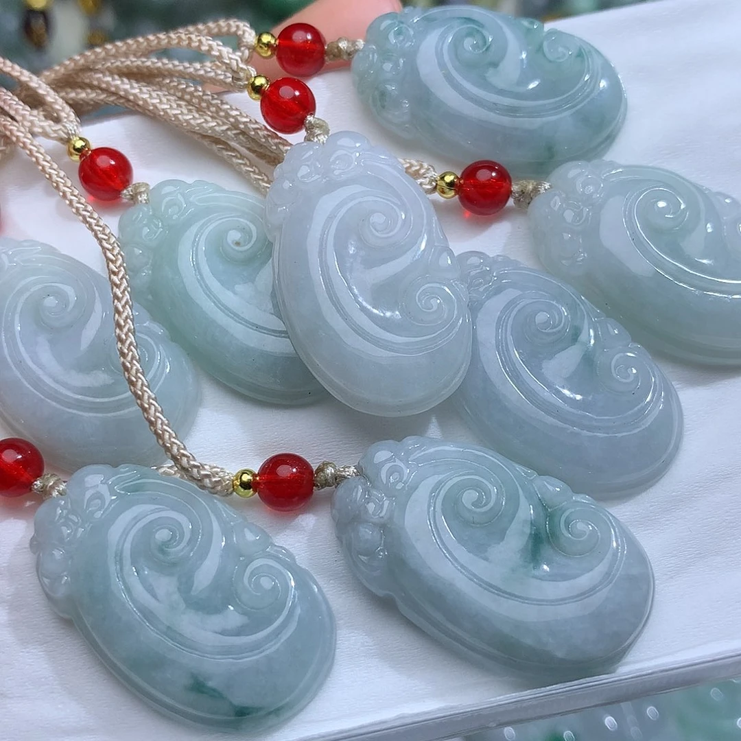 翡翠未镶嵌颈饰。发其中一个！