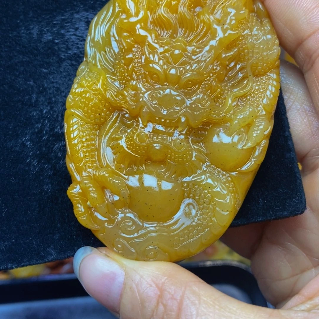 未镶嵌石英质玉（黄龙玉）颈饰