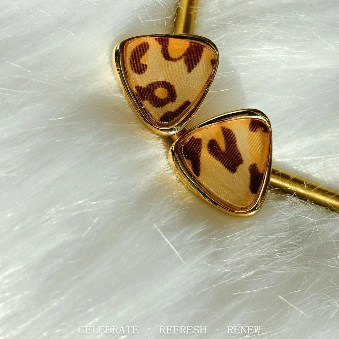 铜合金耳饰 小巧三角形纹耳钉女秋冬百搭精致可爱耳环气质时尚