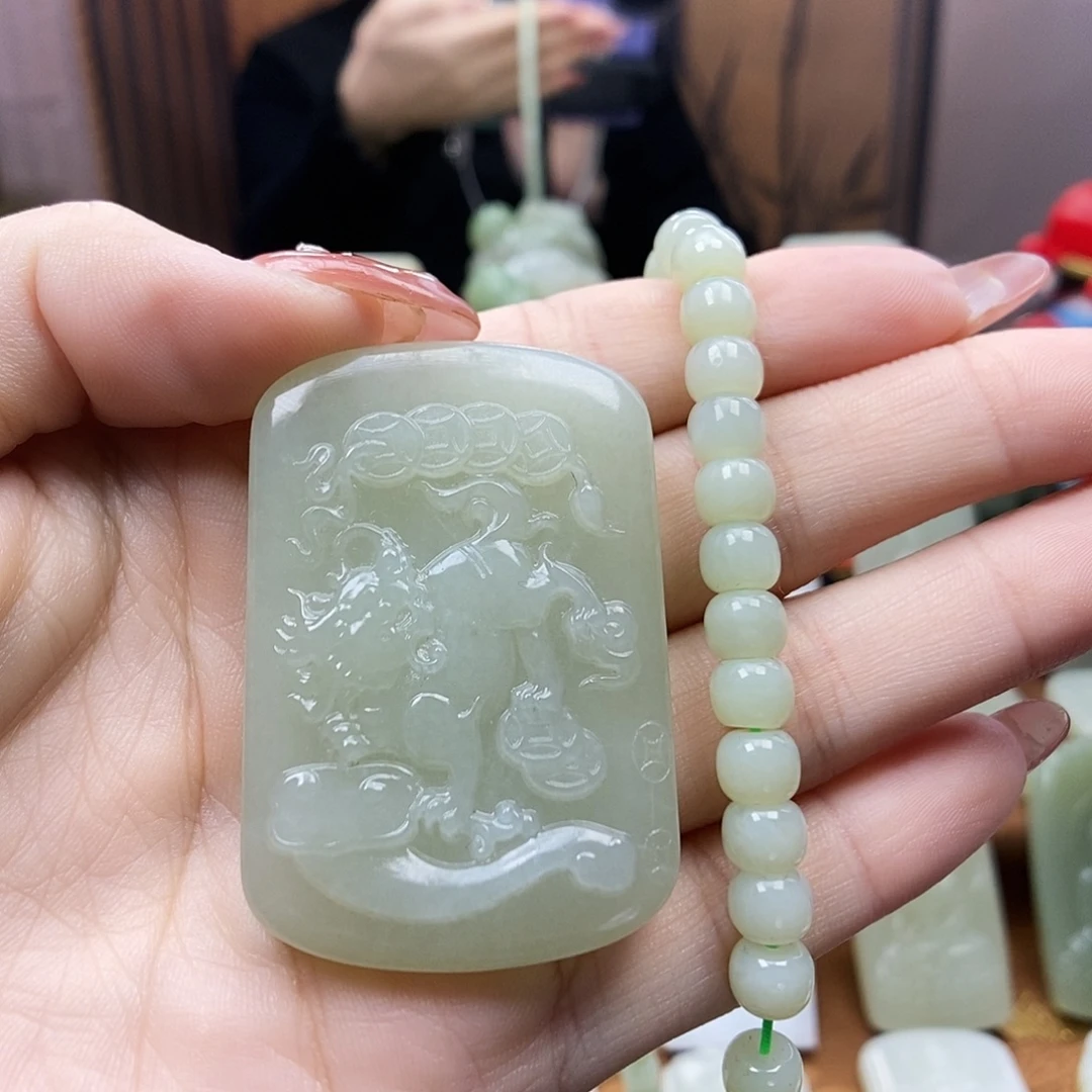 华***仔和田玉未镶嵌颈饰