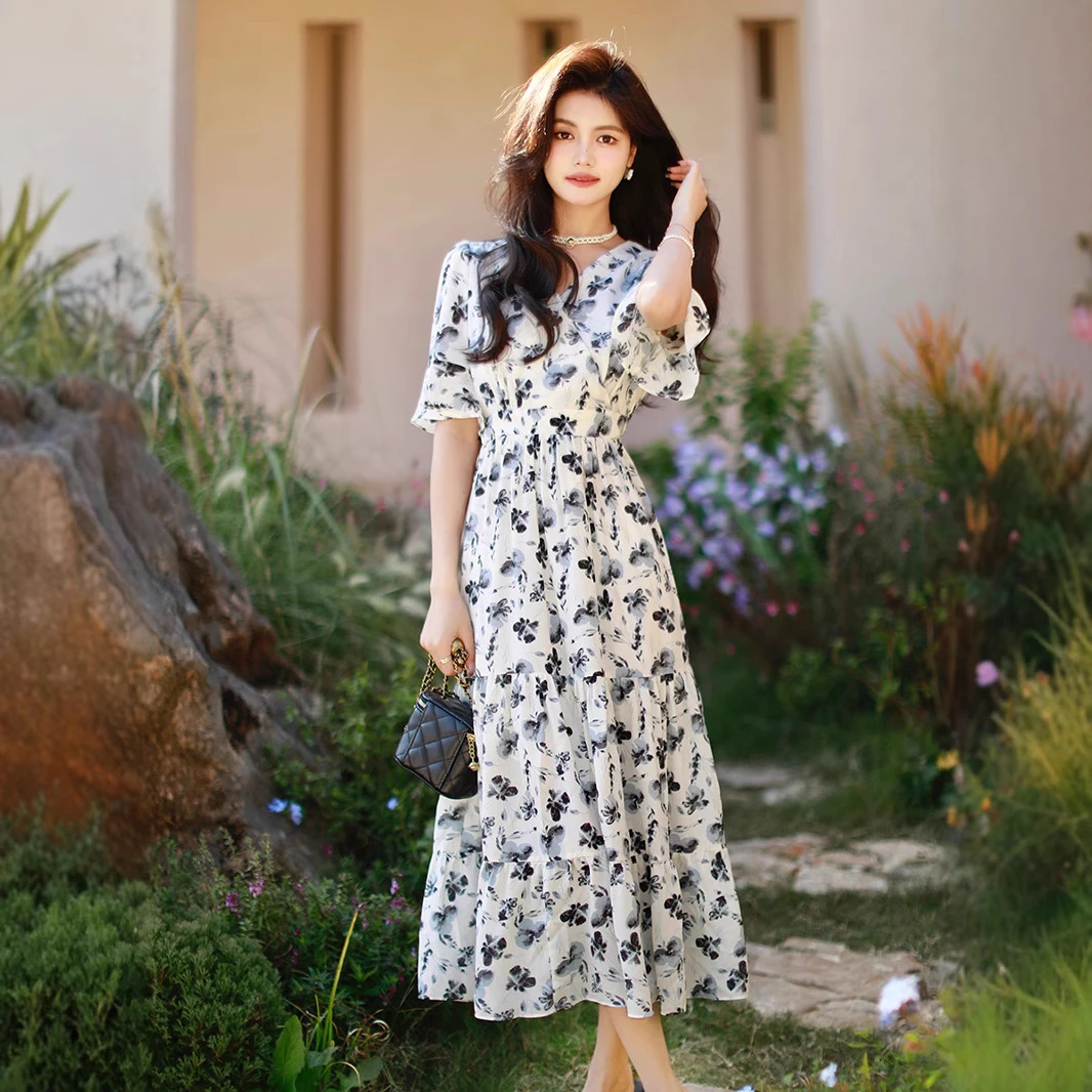 法式茶歇碎花裙2025夏季新款气质V领雪纺荷叶袖连衣裙女显瘦时尚