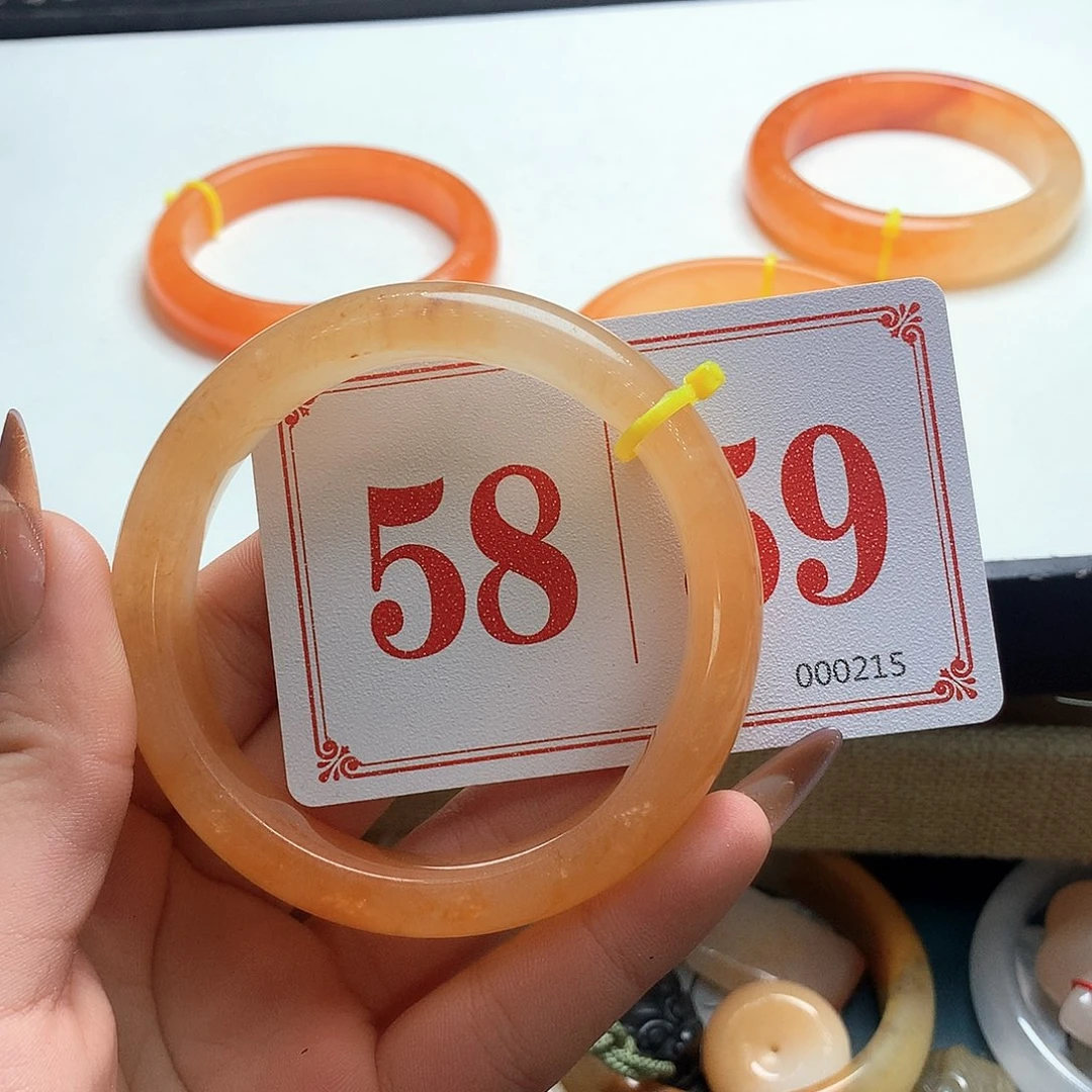 未镶嵌石英质玉（黄龙玉）手镯