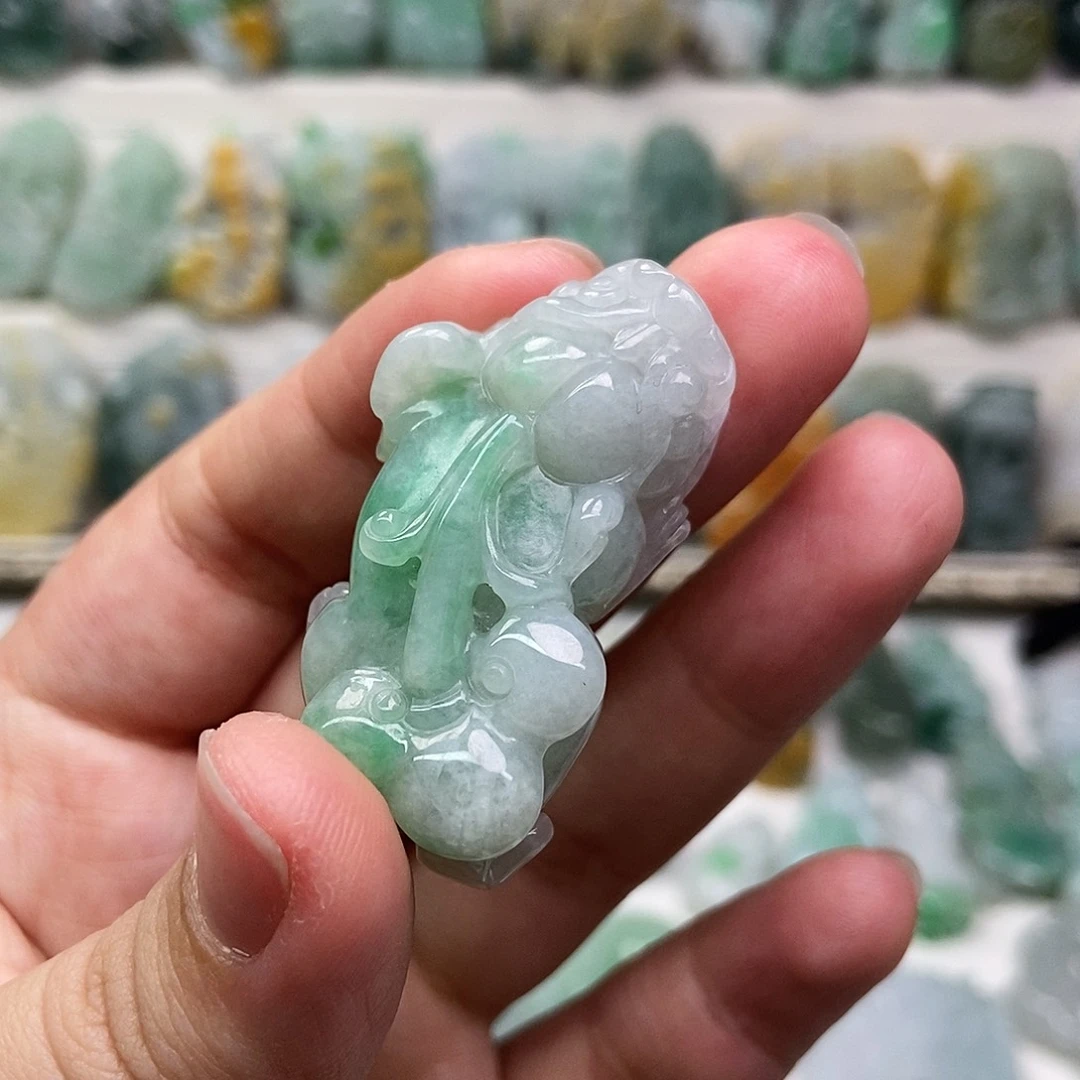 翡翠未镶嵌吊坠(赠链)