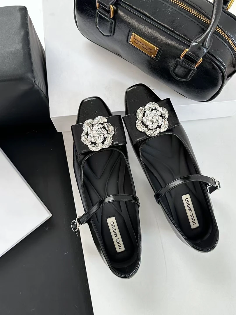 法式方头单鞋女2025新款轻奢名媛水钻粗跟玛丽珍鞋银色低跟平底鞋