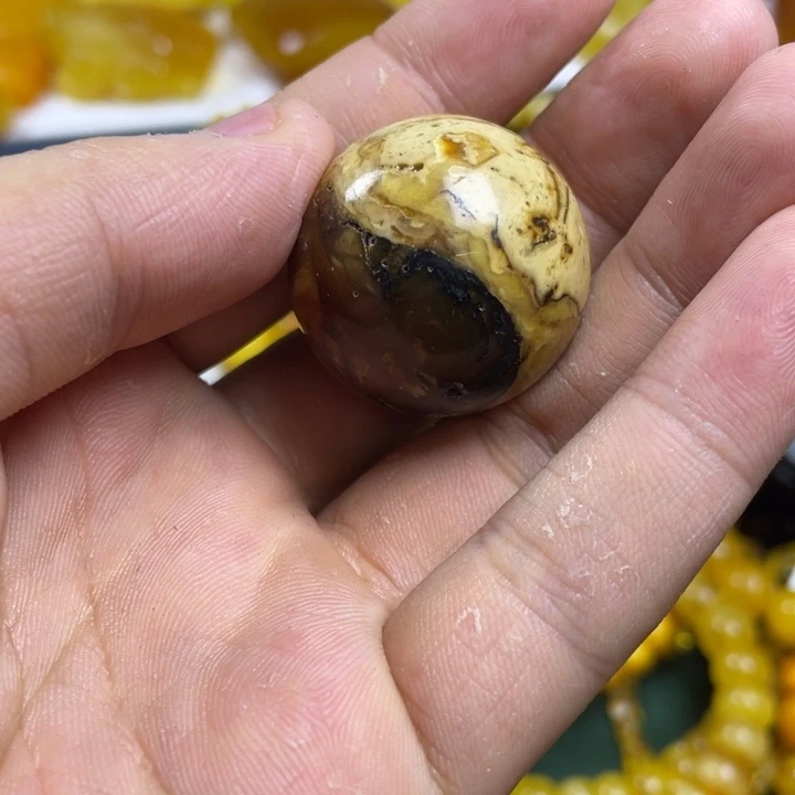 未镶嵌琥珀珠宝奇石