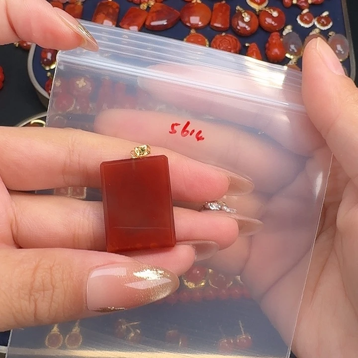 南红玛瑙18K金镶嵌吊坠