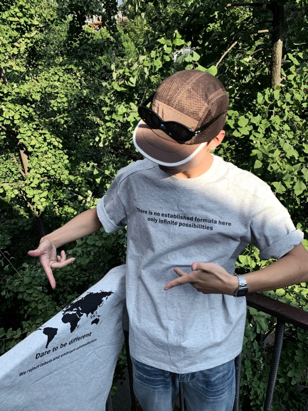 FuzzyMoody 背后地图印花标语基础短袖小众休闲T恤夏季圆领T恤衫