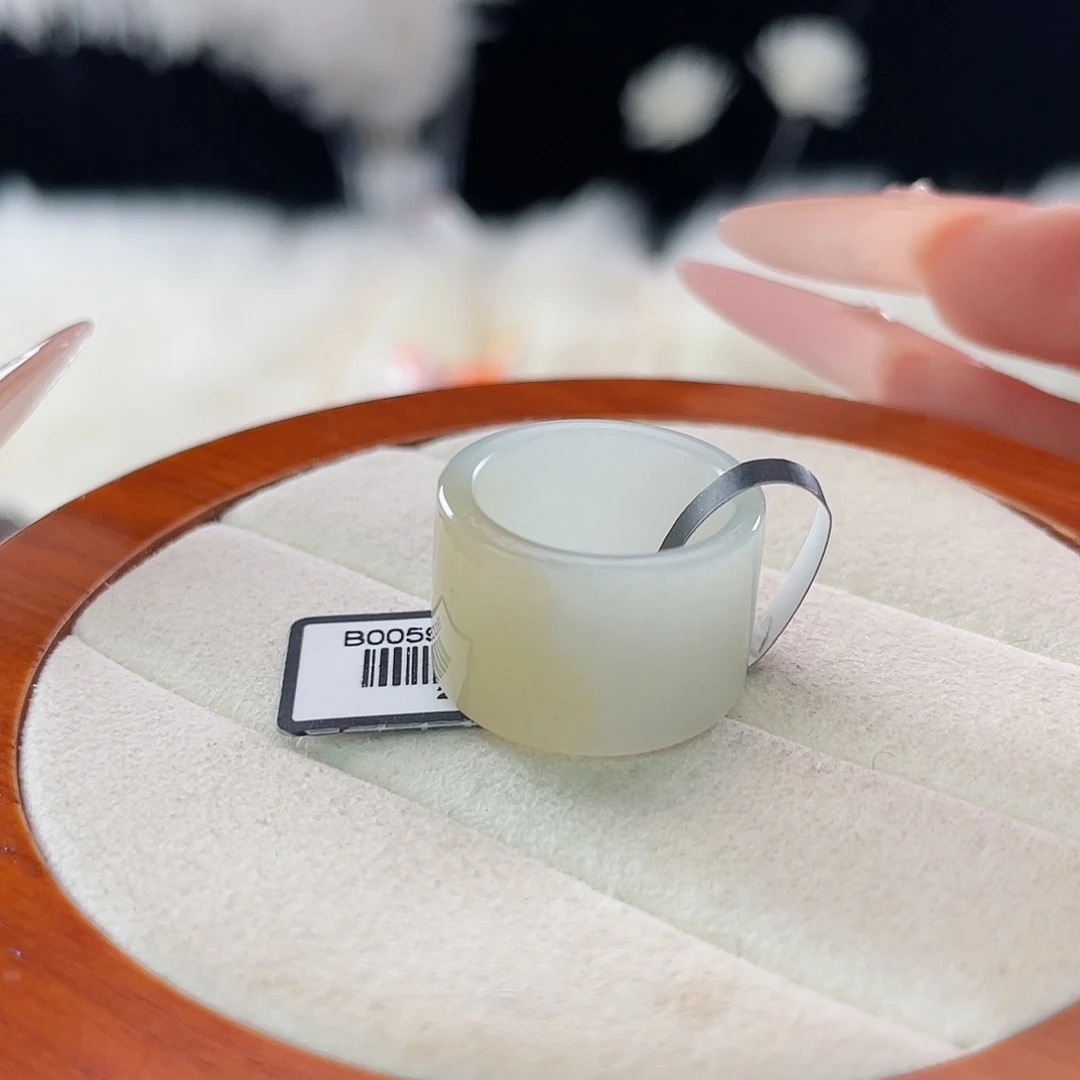 和田玉未镶嵌戒指l86。糖白圆切。15.2。不退换