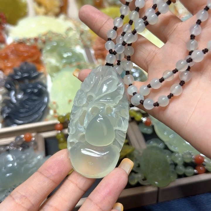 未镶嵌蛇纹石玉吊坠